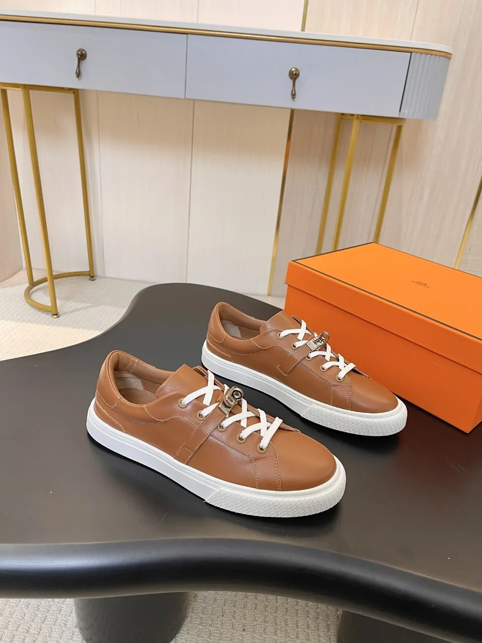 Men's Men's Shoes💰620❤️❤️❤️HERMES 2021 latest Kelly buckle white sneakers are online! The highest version on the market! Purchasing level quality! The H family rarely produces flat casual shoes, and they are styled with classic palladium-plated Kelly shoe buckles! Create a fashionable urban look that perfectly embodies the noble and elegant style of Hermès! Material selection: Fabric imported cowhide, lining + foot pads imported sheepskin, original molded TPU outsole, heavy gold molded kelly buckle full of texture Size: Female: 35-41 (41 is not returnable) Male: 39-45 (45 is not returnable)